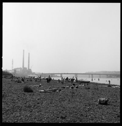 Vid stranden av Tom i Kemerovo, kraftverket bildar fond.